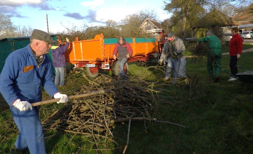 Nettoyage du chantier par l'évacuation des brindilles de tailles